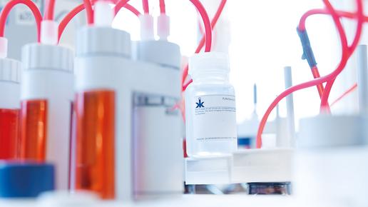 Services Ansicht eines Labors mit Chemikalien-Flaschen