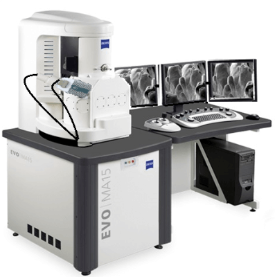 Rasterelektonenmikroskop auf einem Schreibtisch mit Bildschirmen